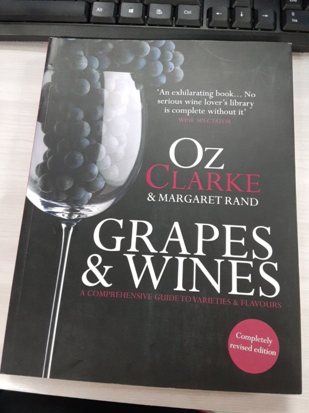 Oz Clarke: Grapes  Wines: A Comprehensive Guide to Varieties an